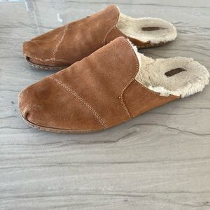 Toms Women’s Faux fur lined slipper